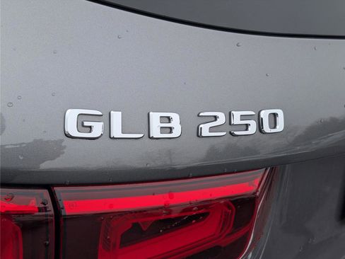 Used 2020 Mercedes-Benz GLB 250 4MATIC w/ Premium Package image 9