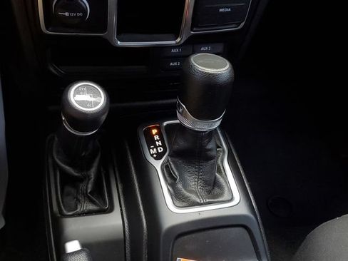 Used 2023 Jeep Gladiator Sport AWD/4WD image 32