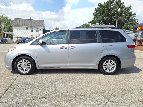 Used 2015 Toyota Sienna XLE FWD image 8