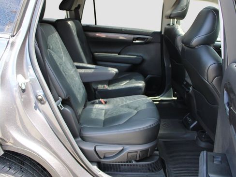 Used 2024 Toyota Highlander Platinum AWD/4WD image 15