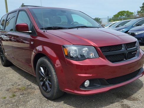 Used 2019 Dodge Grand Caravan SE FWD image 3