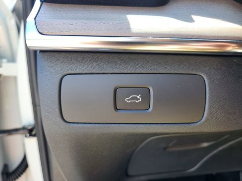 New 2026 Volvo XC90 B6 Plus w/ Protection Package Premier AWD/4WD image 18