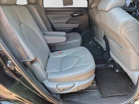 Used 2021 Toyota Highlander XLE AWD/4WD image 22