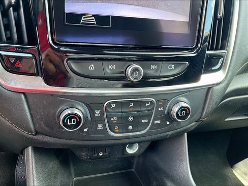Used 2020 Chevrolet Traverse LT FWD image 15