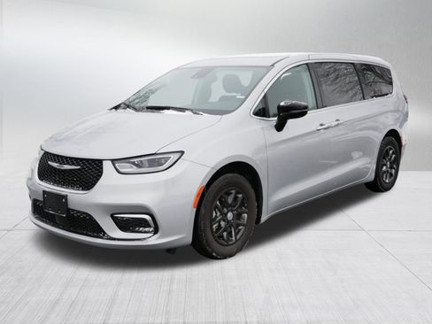 Used 2024 Chrysler Pacifica Touring-L image 3