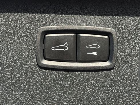 Certified 2025 Porsche Macan Turbo image 16