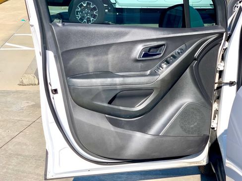 Used 2019 Chevrolet Trax LT FWD image 11