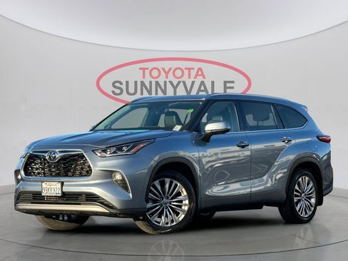 Used 2022 Toyota Highlander Platinum image 2