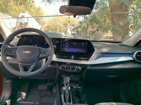 Used 2025 Chevrolet Trax LT image 29