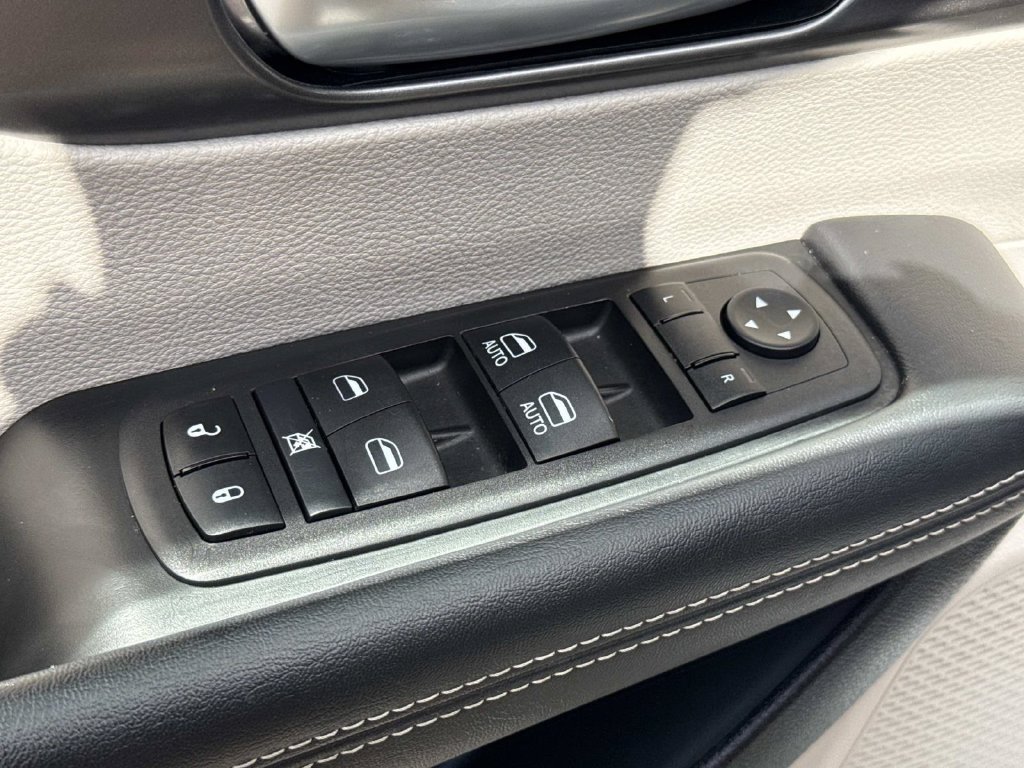 Used 2024 Chrysler Pacifica Limited FWD image 22