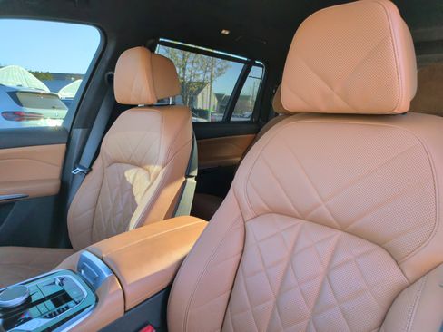 Used 2023 BMW X7 xDrive40i w/ Premium Package image 25