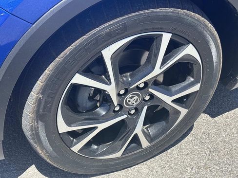 Used 2019 Toyota C-HR XLE FWD image 9