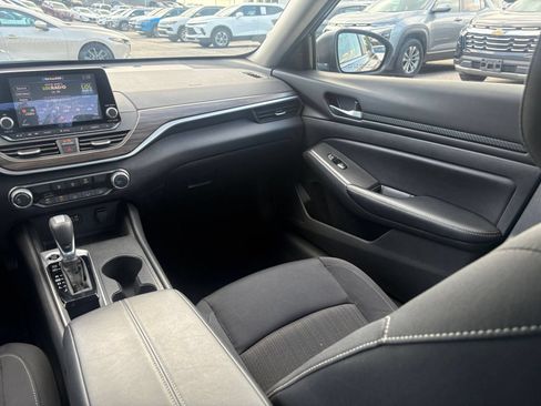Used 2025 Nissan Altima 2.5 SV FWD image 25