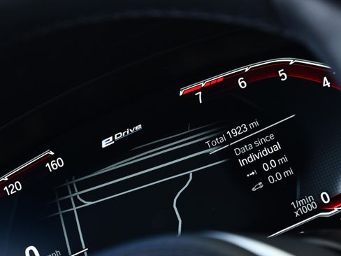 Certified 2022 BMW 530e w/ Premium Package image 25