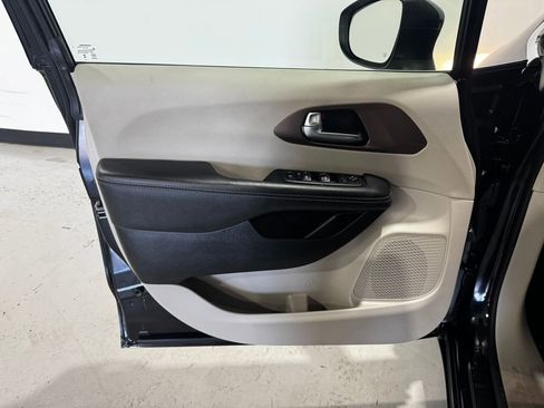 Used 2023 Chrysler Voyager LX FWD image 16