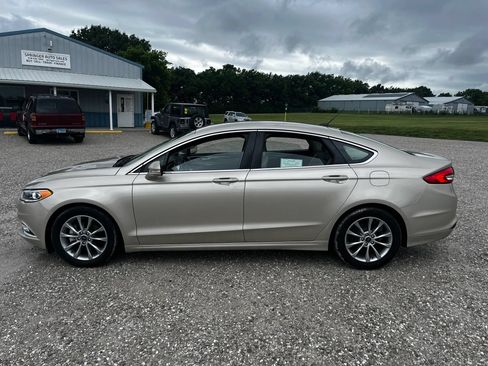 Used 2017 Ford Fusion SE w/ Fusion SE Technology Package FWD image 6