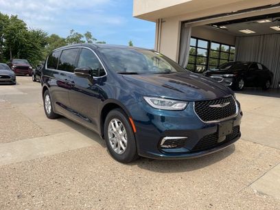 New 2025 Chrysler Pacifica Select