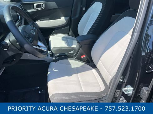 Used 2023 Hyundai Venue SEL FWD image 9