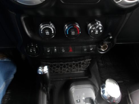 Used 2014 Jeep Wrangler Unlimited Sahara w/ Mopar Chrome Edition Group image 19