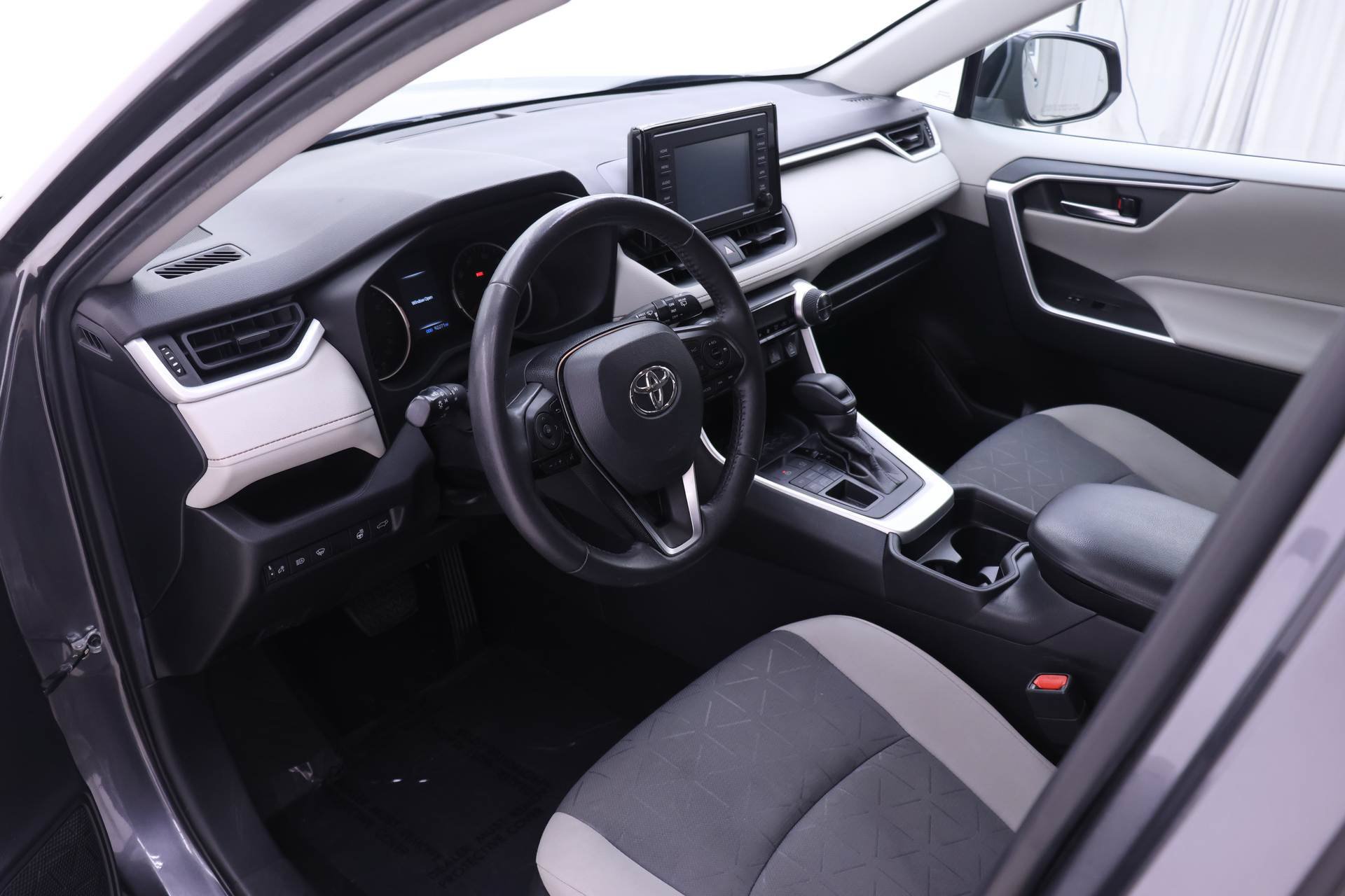 Used 2021 Toyota RAV4 XLE w/ Convenience Package AWD/4WD image 3