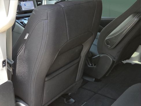 Used 2023 Chrysler Voyager LX FWD image 9
