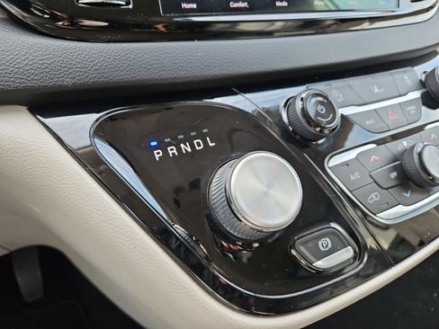 Used 2022 Chrysler Pacifica Touring-L image 15