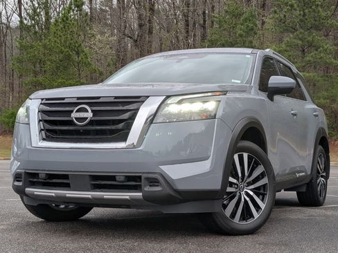 Used 2025 Nissan Pathfinder Platinum w/ Cargo Package image 4