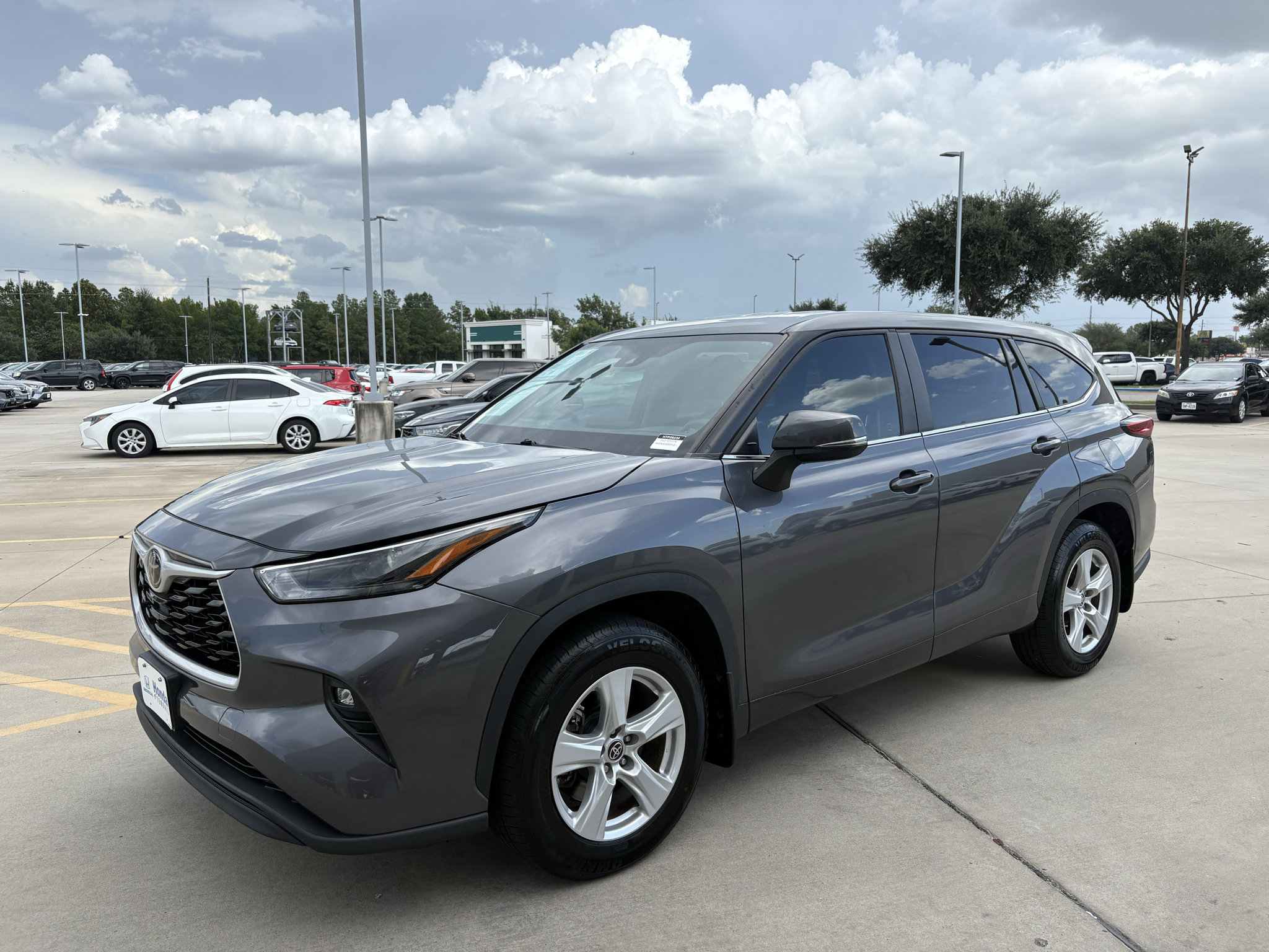 Used 2023 Toyota Highlander LE AWD/4WD image 4