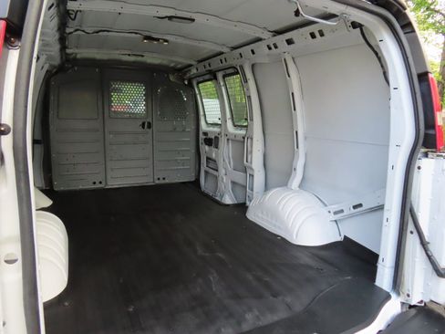 Used 2015 Chevrolet Express 2500 image 22