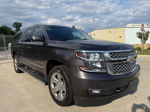 Used 2017 Chevrolet Suburban LT w/ LT Signature Package AWD/4WD image 9