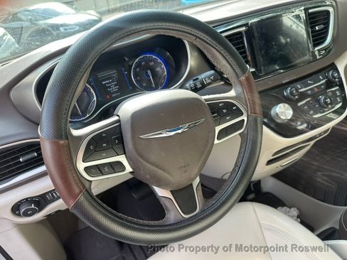 Used 2017 Chrysler Pacifica Touring-L FWD image 12