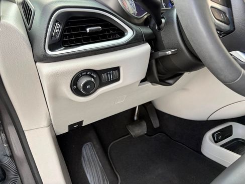 Used 2023 Chrysler Pacifica Touring-L FWD image 37