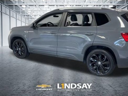 Used 2022 Volkswagen Taos SEL w/ Panoramic Sunroof Package FWD image 7