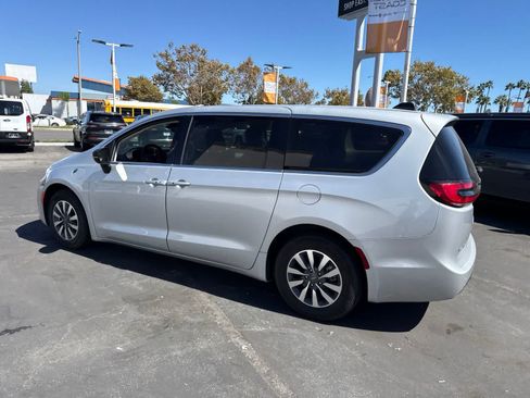 Used 2024 Chrysler Pacifica Limited FWD image 23