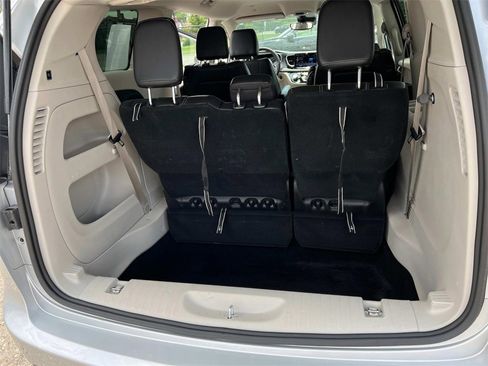 Used 2024 Chrysler Pacifica Touring-L image 10