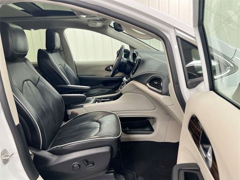 Used 2024 Chrysler Pacifica Limited image 23