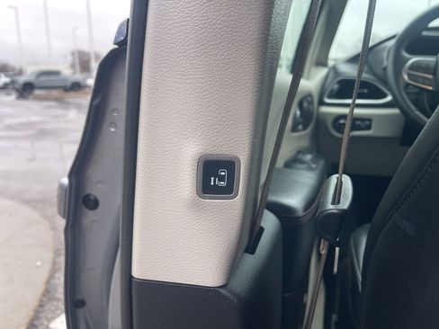 Used 2020 Chrysler Pacifica Touring-L image 18