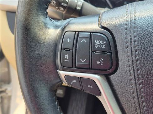 Used 2019 Toyota Highlander XLE AWD/4WD image 11