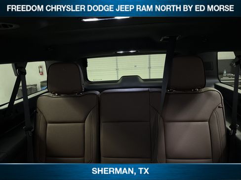 Used 2025 Chevrolet Suburban High Country AWD/4WD image 9