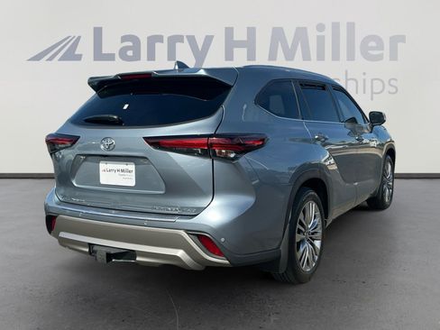 Used 2024 Toyota Highlander Platinum image 5