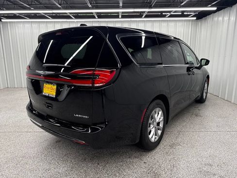Used 2026 Chrysler Pacifica Limited w/ Uconnect Theater Family Group FWD image 6