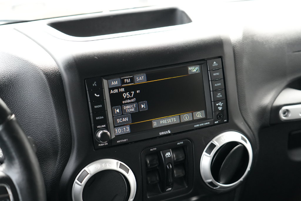 Used 2015 Jeep Wrangler Unlimited Sahara w/ Connectivity Group AWD/4WD image 18