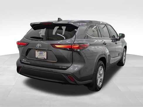 Used 2024 Toyota Highlander LE AWD/4WD image 2