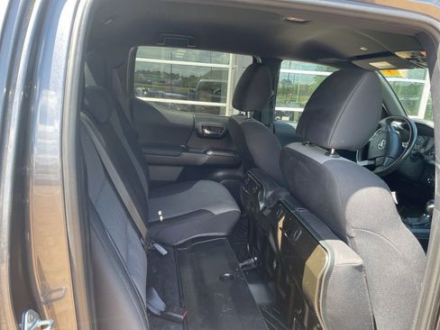 Used 2021 Toyota Tacoma TRD Off-Road w/ Technology Package image 11