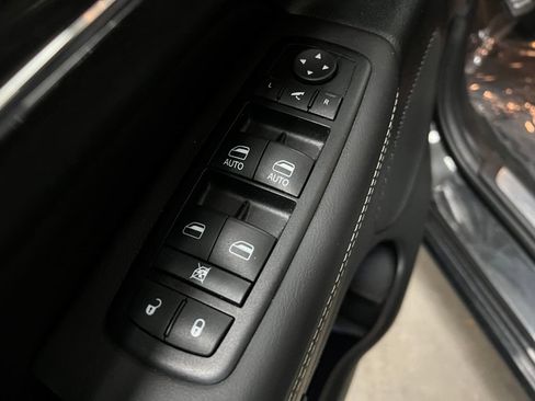 Used 2015 Jeep Grand Cherokee Overland RWD image 11