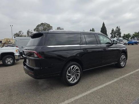 Used 2025 Lincoln Navigator L Reserve AWD/4WD image 4
