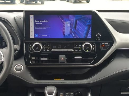 Used 2024 Toyota Highlander Platinum image 18