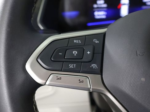 Used 2024 Volkswagen Tiguan SE image 43