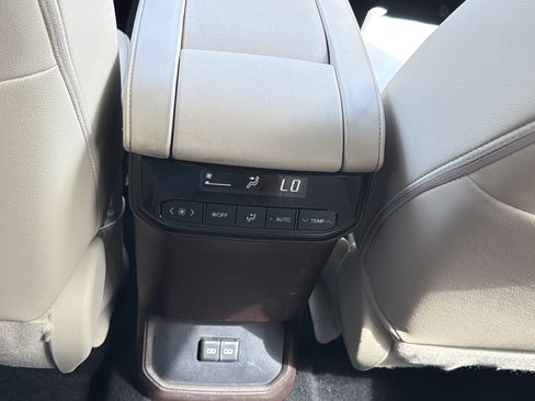 Used 2022 Toyota Highlander XLE AWD/4WD image 26