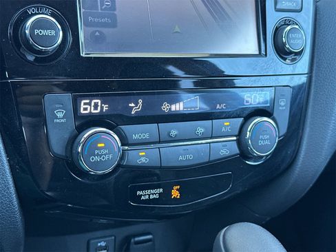 Used 2015 Nissan Rogue SL image 23